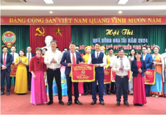 Đ/c Đinh Hồng Thái, Chủ tịch Hội Nông dân tỉnh trao giải Nhất cho Hội Nông dân huyện Yên Khánh.