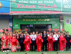 Các đại biểu cắt băng khánh thành Cửa hàng nông sản an toàn Khánh Thành.