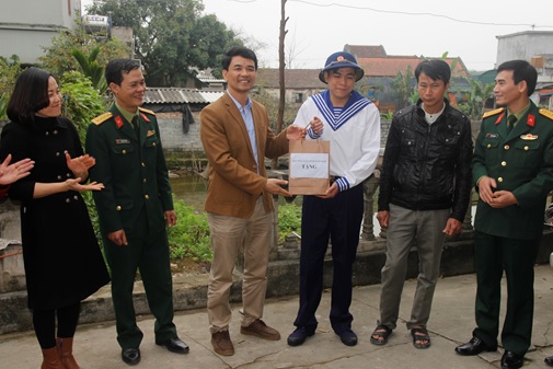 Đồng chí Đinh Hồng Thái -TUV, Chủ tịch Hội Nông dân tỉnh tặng quà cho tân binh tại xã Gia Trung (Gia Viễn)