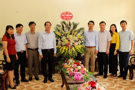 Đồng chí Trưởng ban Tổ chức Tỉnh ủy chúc mừng Hội Nông dân tỉnh nhân ngày truyền thống.