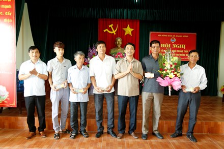 Đ/c Đinh Hồng Thái -TUV, Chủ tịch Hội Nông dân tỉnh tặng hoa, chúc mừng tổ hợp tác.