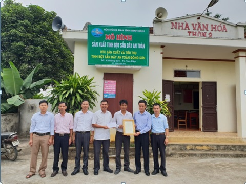 Đ/c Nguyễn Minh Lộc - Phó chủ tịch HND tỉnh trao giấy chứng nhận đủ điều kiện an toàn thực phẩm cho "HTX sản xuất tiêu thụ tinh bột sắn dây an toàn”