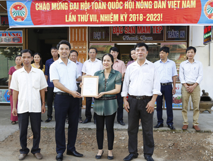Đ/c Đinh Hồng Thái - TUV, Chủ tịch HND tỉnh trao giấy chứng nhận cơ sở sản xuất mắm tép an toàn cho hộ hội viên nông dân tại thị trấn Me (Gia viễn).