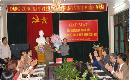 Đ/c Trần Hồng Quảng - UVBTV, Phó Bí thư Thường trực Tỉnh ủy, tặng hoa đoàn đại biểu HND tỉnh đi dự Đại hội đại biểu toàn quốc Hội Nông dân Việt Nam lần thứ VII.