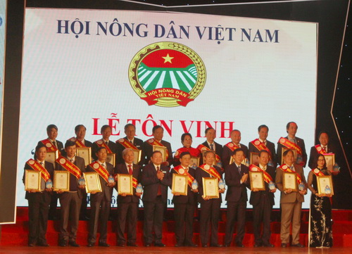 Ủy viên Bộ Chính trị Võ Văn Thưởng và Ủy viên Trung ương Đảng Thào Xuân Sùng chúc mừng các nhà khoa học được tôn vinh tại buổi lễ