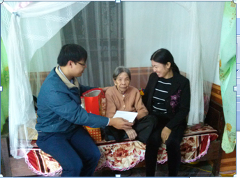 Đ/c Hoàng Ngọc Chinh - Phó chủ tịch HND tỉnh thăm tặng quà, mẹ VNAH Mai Thị Duông xã Yên Nhân (Yên Mô)