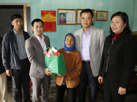 Tặng quà cho gia đình hội viên Quách Thị Thơm, thôn Bách Hoài, xã Lạng Phong