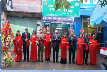 Các đại biểu cắt băng khai trương cửa hàng nông sản an toàn Phương Dung( Kim Sơn).