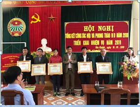 Đ/c Nguyễn Cao Cường, Chủ tịch HND huyện Yên Khánh trao giấy khen cho các tập thể và cá nhân có thành tích xuất sắc trong công tác Hội và phong trào nông dân năm 2018.