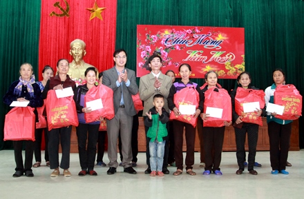 Đ/c Hoàng Ngọc Chinh - Phó chủ tịch HND tỉnh tặng quà cho hội viên nông dân có hoàn cảnh khó khăn tại xã Gia Hưng (Gia Viễn).