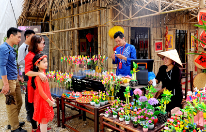Du khách tham quan gian hàng văn hóa dân gian “Tò he Việt” tại Lễ hội Hoa xuân Bái Đính 2019.