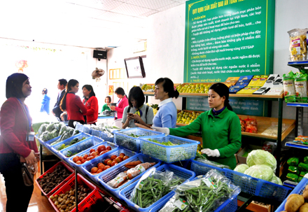 Khách hàng lựa chọn mua thực phẩm tại Cửa hàng Nông sản an toàn Sông Vân, phường Đông Thành, thành phố Ninh Bình.
