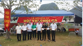 Đ/c Hoàng Ngọc Chinh - Phó chủ tịch HND tỉnh trao giải cho các đội đạt giải tại hội thi chọi gà năm 2019