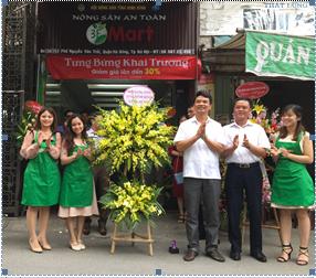 Đ/c  Đinh Hồng Thái - TUV, Chủ tịch Hội Nông dân tỉnh Ninh Bình tặng hoa cửa hàng NSAT 3F Mart (TP Hà Nội)