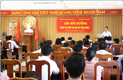 Đ/c Đinh Hồng Thái - TUV, Chủ tịch HND tỉnh phát biểu tại lớp học.