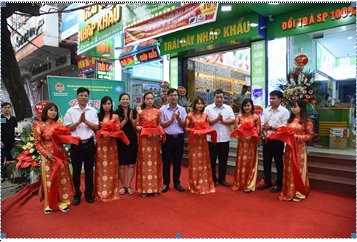 Các đại biểu cắt băng khai trương cửa hàng Nông sản an toàn Quang Anh.