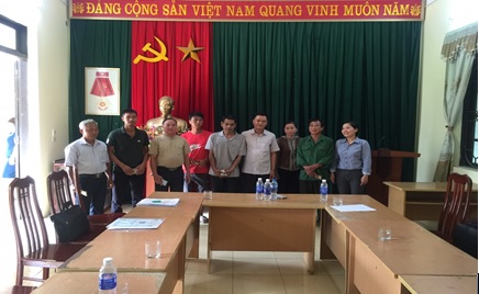 Đ/c Nguyễn Minh Lộc, Phó Chủ tịch Hội Nông dân tỉnh trao vốn vay QHTND cho hộ hội viên nông dân.