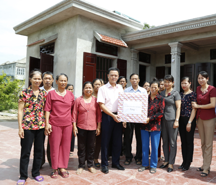 Đại diện Hội Nông dân tỉnh, chính quyền địa phương tặng quà cho gia đình bà Nguyễn Thị Phượng.