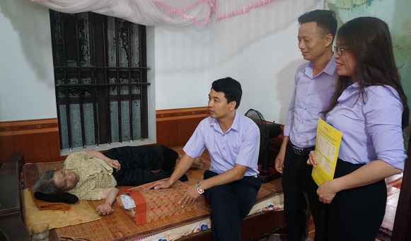 Hội Nông dân tỉnh thăm và tặng quà Mẹ Việt Nam anh hùng nhân kỷ niệm ngày thương binh lịêt sỹ 27/7