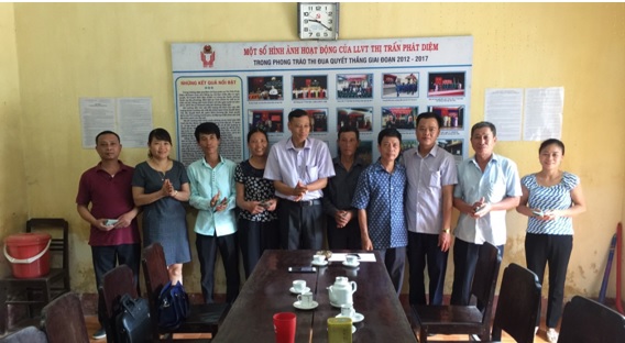 Đ/c Nguyễn Minh Lộc, Phó chủ tịch HND tỉnh trao vốn vay QHTND cho hội viên, nông dân tại Thị trấn Phát Diệm, Kim Sơn.
