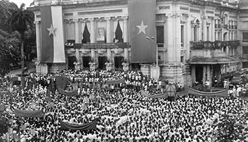 Mít tinh tổng khởi nghĩa ở Quảng trường Nhà hát Lớn Hà Nội 19/8/1945. (Ảnh: Tư liệu)