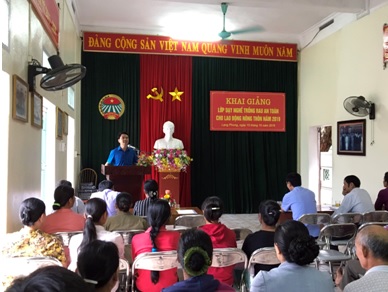 Đ/c: Đinh Hồng Thái – TUV, chủ tịch HND tỉnh phát biểu khai giảng lớp dạy nghề trồng rau an toàn tại xã Lạng Phong (Nho Quan).