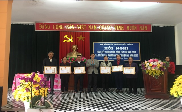 Đồng chí Bùi Ngọc Viên Phó Bí thư Thường trực – Chủ tịch HĐND phường trao giấy khen cho các tập thể, cá nhân hoàn thành xuất sắc nhiệm vụ năm 2019