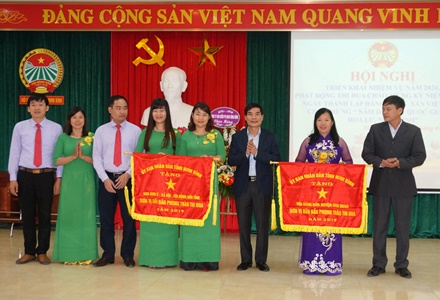 Đồng chí Trưởng ban Dân vận Tỉnh ủy, Chủ tịch UBMTTQVN tỉnh trao cờ thi đua cho các tập thể.