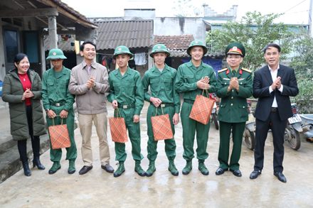 Đồng chí Đinh Hồng Thái - TUV, Chủ tịch Hội Nông dân tỉnh, đồng chí Nguyễn Thành Việt - Phó chính ủy, Bộ Chỉ huy quân sự tỉnh tặng quà cho các con em hội viên nông dân tại xã Thạch Bình (Nho Quan)