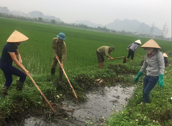 HND thị trấn Nho Quan ra quân dọn dẹp môi trường
