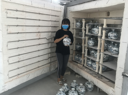 Ra lò sản phẩm bình gốm của Công ty TNHH Bảo tồn và Phát triển gốm Bồ Bát.