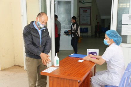 Bệnh viện đa khoa huyện Nho Quan phân loại bệnh nhân ngay từ khâu đón tiếp. Ảnh: Minh Quang