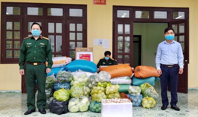 đồng chí Nguyễn Cao Cường – HUV, Chủ tịch Hội Nông dân huyện trao lương thực, thực phẩm cho Khu cách ly tập trung huyện Yên Khánh đặt tại Nhà khách A35.