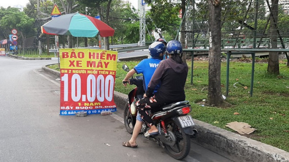 Sợ bị xử phạt người dân Hà Nội đổ xô đi mua bảo hiểm xe máy