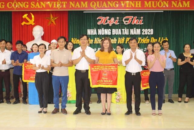 Đồng chí Hoàng Ngọc Chinh - Phó Chủ tịch Hội Nông dân tỉnh, trao giải nhất cho đội Vân Long đến từ Hội Nông dân huyện Gia Viễn