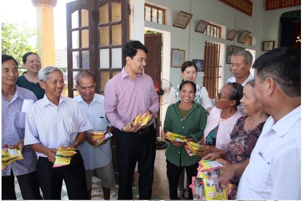 Đ/c Đinh Hồng Thái - TUV, Chủ tịch HND tỉnh trao tặng chế phẩm sinh học Sumitri cho hộ nông dân tham gia mô hình sản xuất lúa chất lượng cao theo hướng hữu cơ.