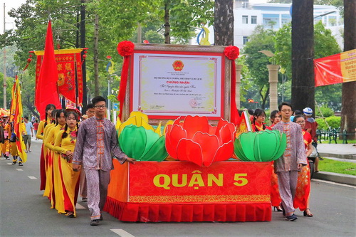 Lễ rước Bằng di sản văn hóa phi vật thể quốc gia. Ảnh: báo Tuổi trẻ