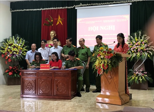 Các đại biểu ký cam kết thực hiện kế hoạch phối hợp hoạt động của mô hình hòa nhập cộng đồng.