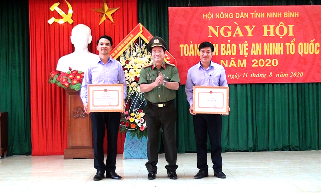 Đồng chí Giám đốc Công an tỉnh tặng giấy khen cho Hội Nông dân tỉnh vì đã có thành tích trong thực hiện phong trào "Toàn dân bảo vệ an ninh Tổ quốc".