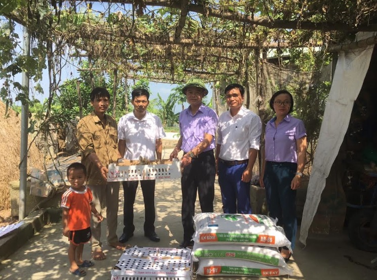 Lãnh đạo Hội Nông dân tỉnh trao gà giống, cám nông nghiệp cho hộ ông Phạm Thành Trung