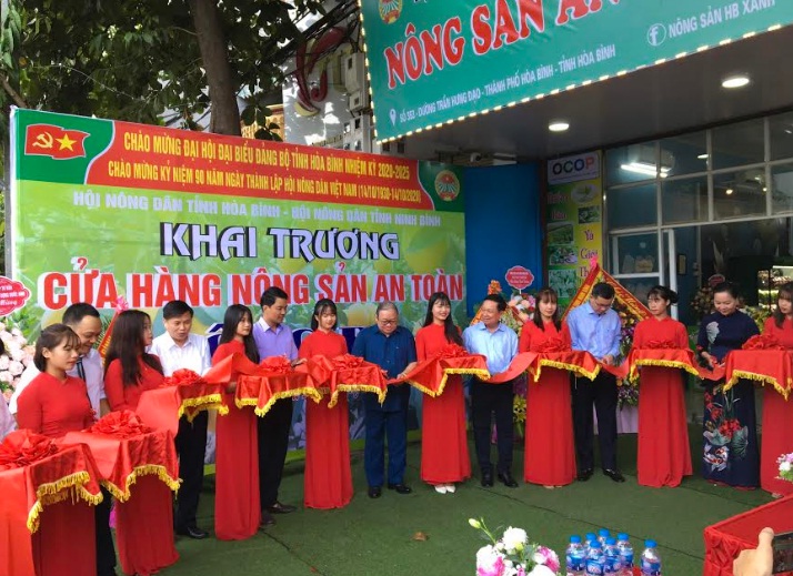 Các đại biểu cắt băng khai trương tại cửa hàng