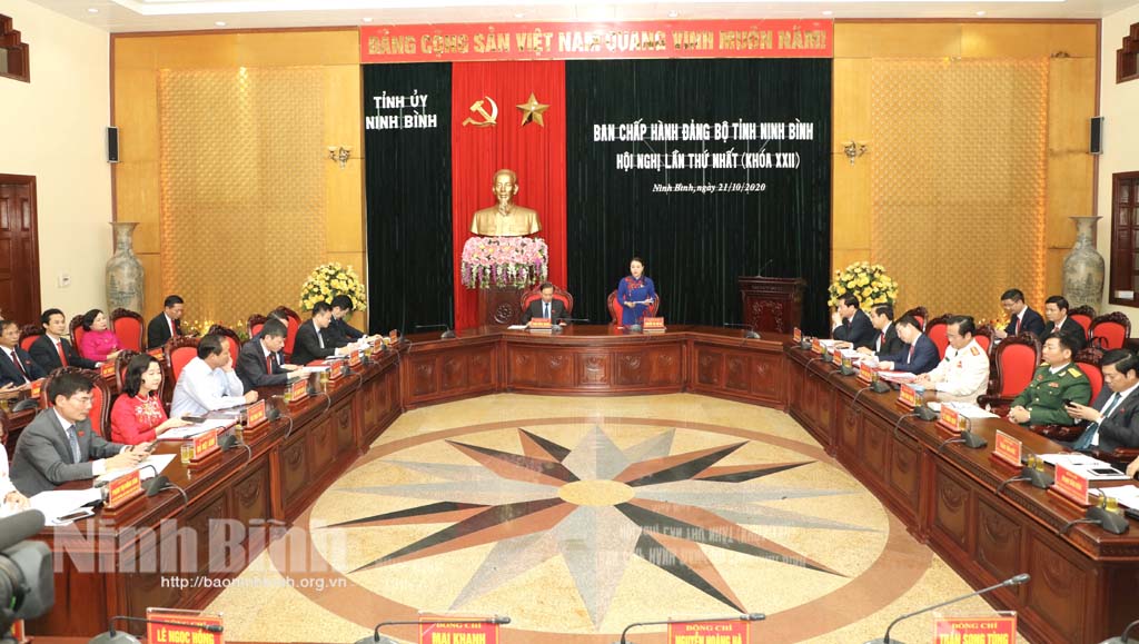 Đồng chí Nguyễn Thị Thu Hà, UVT.Ư, Bí thư Tỉnh ủy khóa XXI, nhiệm kỳ 2015-2020, Trưởng đoàn ĐBQH tỉnh, triệu tập viên, chủ trì phiên họp.