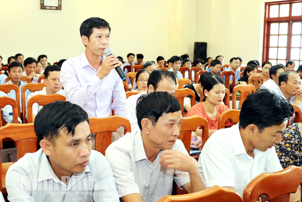 Đại diện Hội Nông dân huyện Hoa Lư tham gia đóng góp ý kiến vào dự thảo Báo cáo Chính trị trình Đại hội Đảng bộ tỉnh lần thứ XXII. Ảnh: Trường Giang