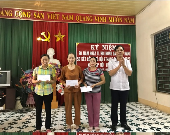 Đ/c Hoàng Ngọc Chinh - Phó chủ tịch HND tỉnh tặng quà HVND có hoàn cảnh khó khăn tại phố Phúc Nam, phường Phúc Thành, TPNB.
