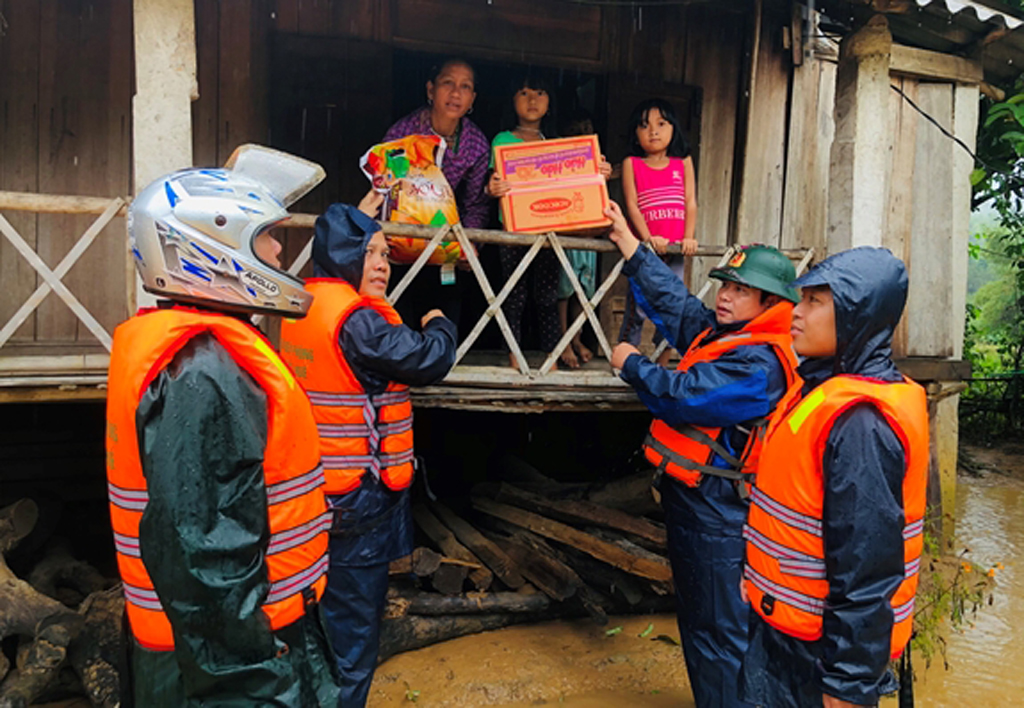 Thủ tướng Chính phủ yêu cầu tổ chức cứu trợ lương thực, nước uống, nhu yếu phẩm cho người dân, nhất là đối với những hộ dân bị mất nhà cửa, những hộ ở vùng ngập sâu chia cắt dài ngày; tuyệt đối không để người dân thiếu đói, thiếu nước uống, không có chỗ ở