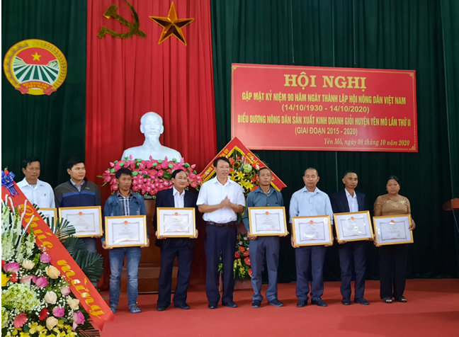 Đồng chí Nguyễn Tiến Việt - Phó Bí thư thường trực huyện ủy Yên Mô tặng giấy khen cho nông dân sản xuất kinh doanh giỏi.
