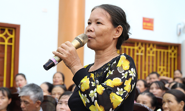 Ba Lê Thị Hoa - hội viên nông dân đối thoại tư vấn về chính sách bảo hiểm xã hội tự nguyện, bảo hiểm y tế hộ gia đình với nông dân tại huyện Nho Quan.