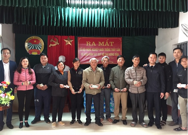 Đồng Chí Nguyễn Minh Lộc trao tiền Quỹ HTND cho các hộ vay tại buổi ra mắt Tổ hội nghề nghiệp nuôi trồng thủy sản xã Khánh Nhạc