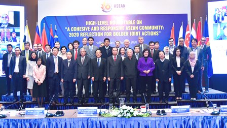 Các đại biểu tham dự tọa đàm chụp ảnh lưu niệm tại đầu cầu Hà Nội