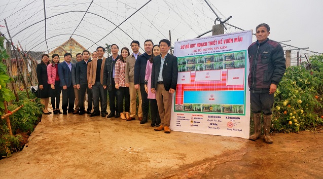 Các đại biểu thăm quan mô hình vườn mẫu tại xóm 14, xã Khánh Thành
